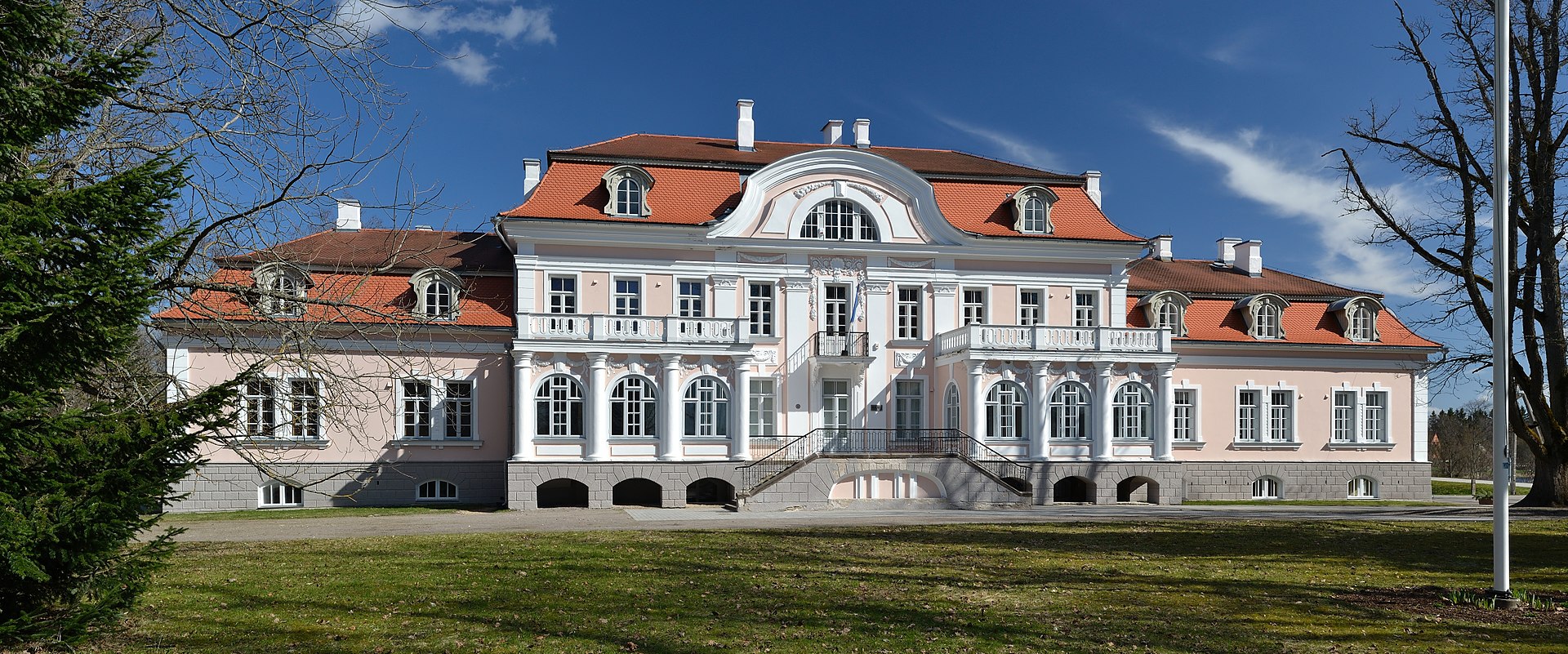 1920px-Laupa_mõisa_peahoone_2012.jpg
