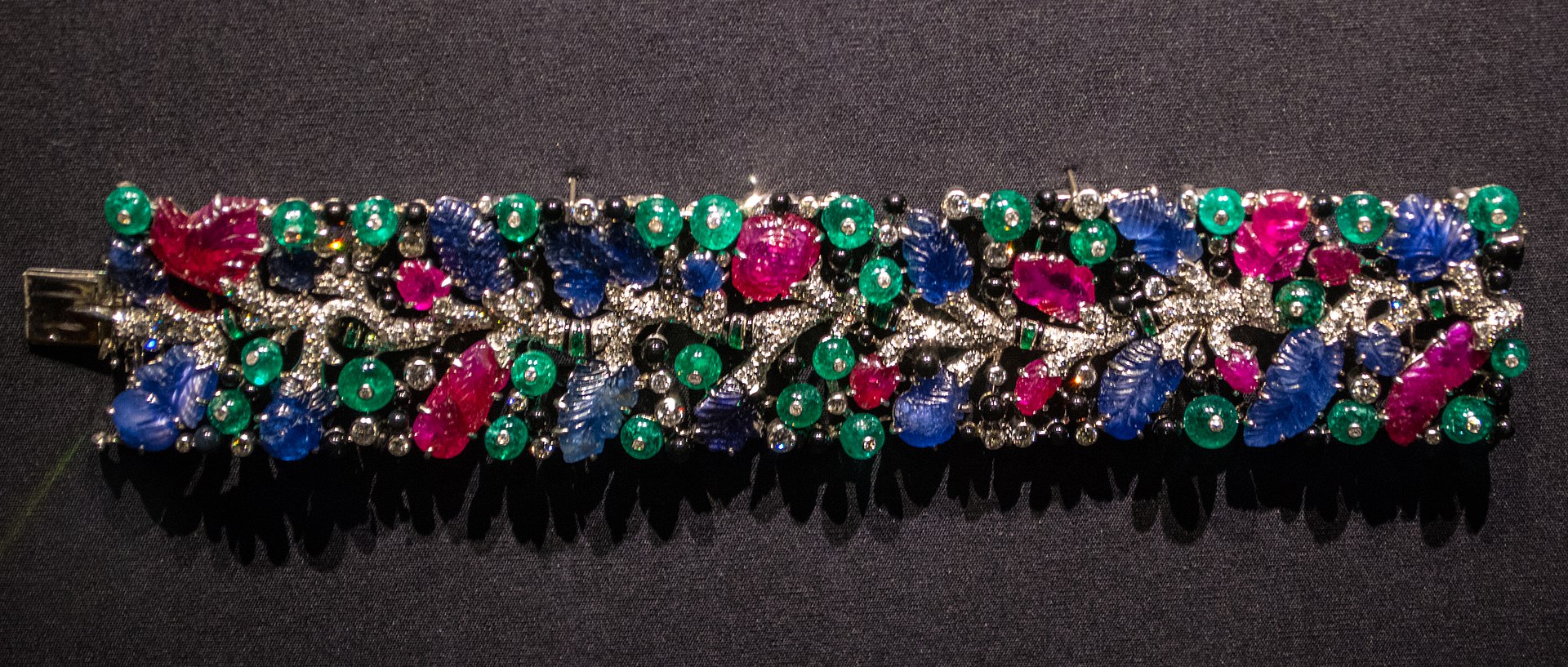 1920px-Tutti_frutti_bracelet_-_Cartier_(25802475508).jpg