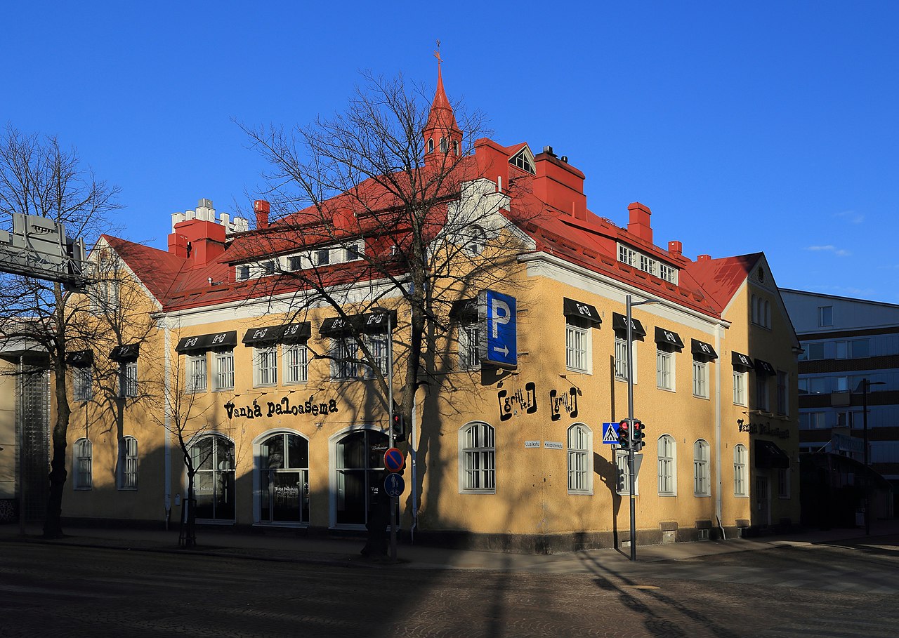 1922 1280px-Vanha_Paloasema_Oulu_20180428.jpg