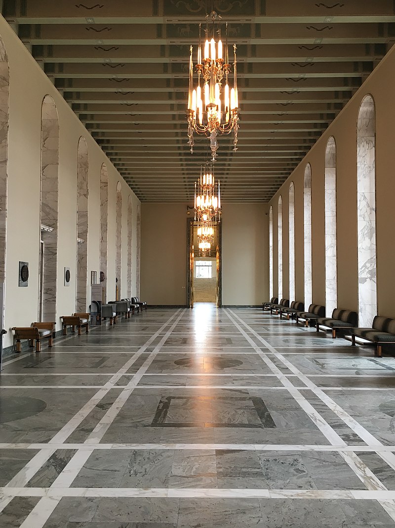 1931 800px-Eduskuntalo_210819_01.jpg