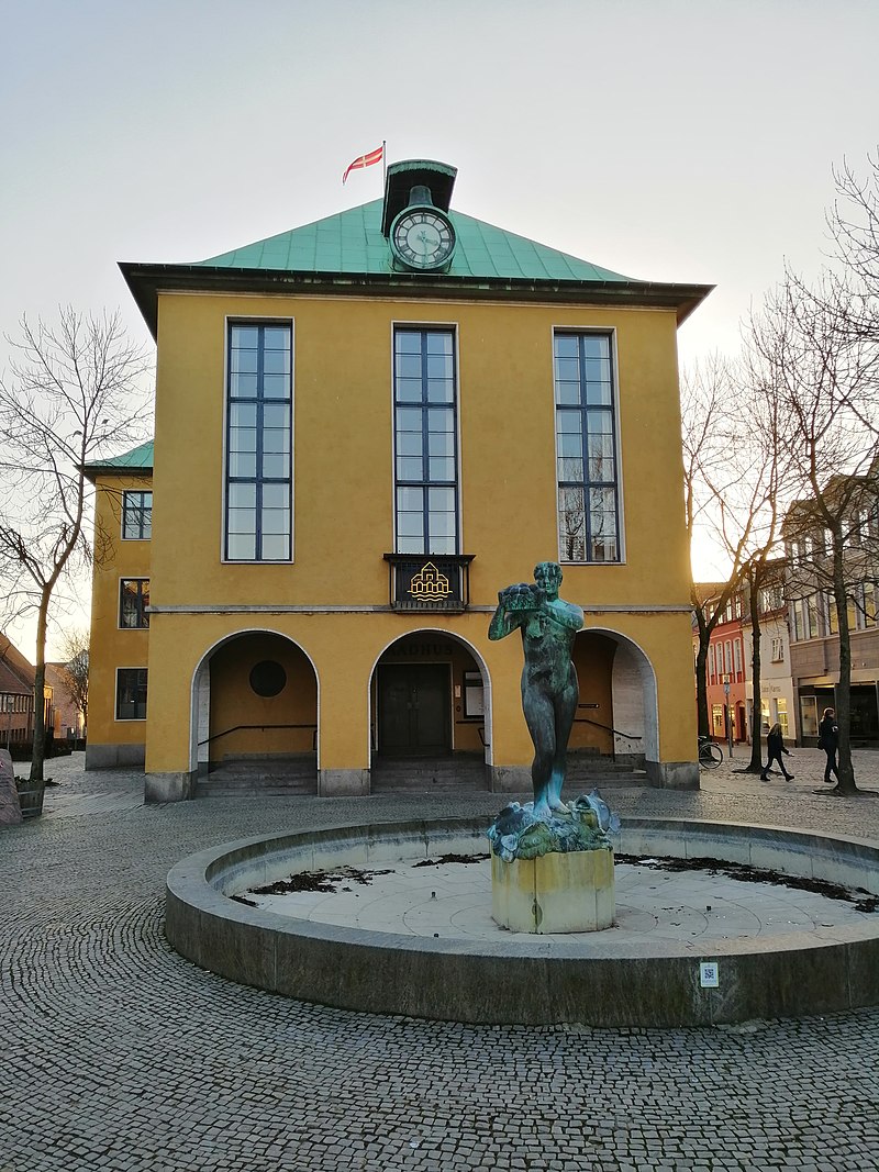 1933 800px-Rathaus-Sønderborg_2020.jpg