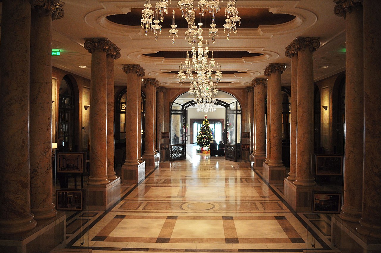 1937 1280px-Bucharest_-_Athenee_Palace_Hilton_lobby_01.jpg