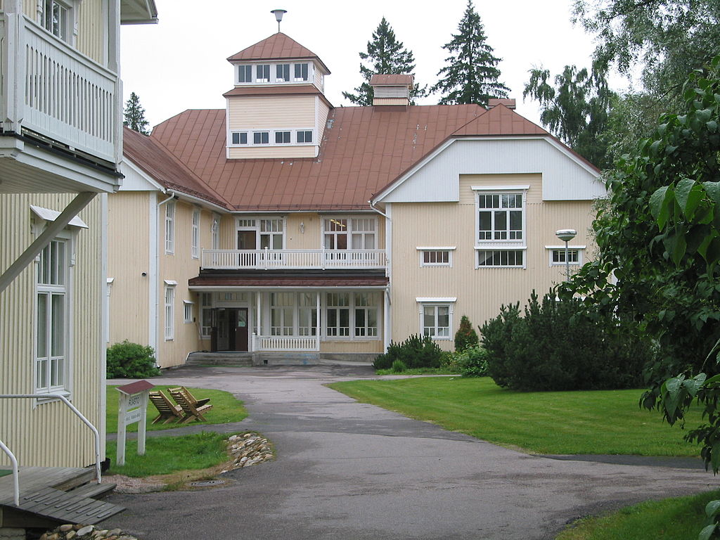 20г и1024px-Raudaskylän_Kristillisen_Opiston_pihalta.jpg