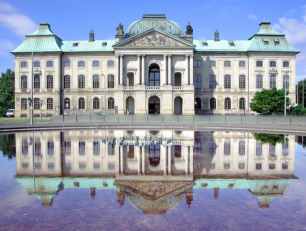 20080629015DR_Dresden-Neustadt_Japanische_Palais_Palaisplatz.jpg