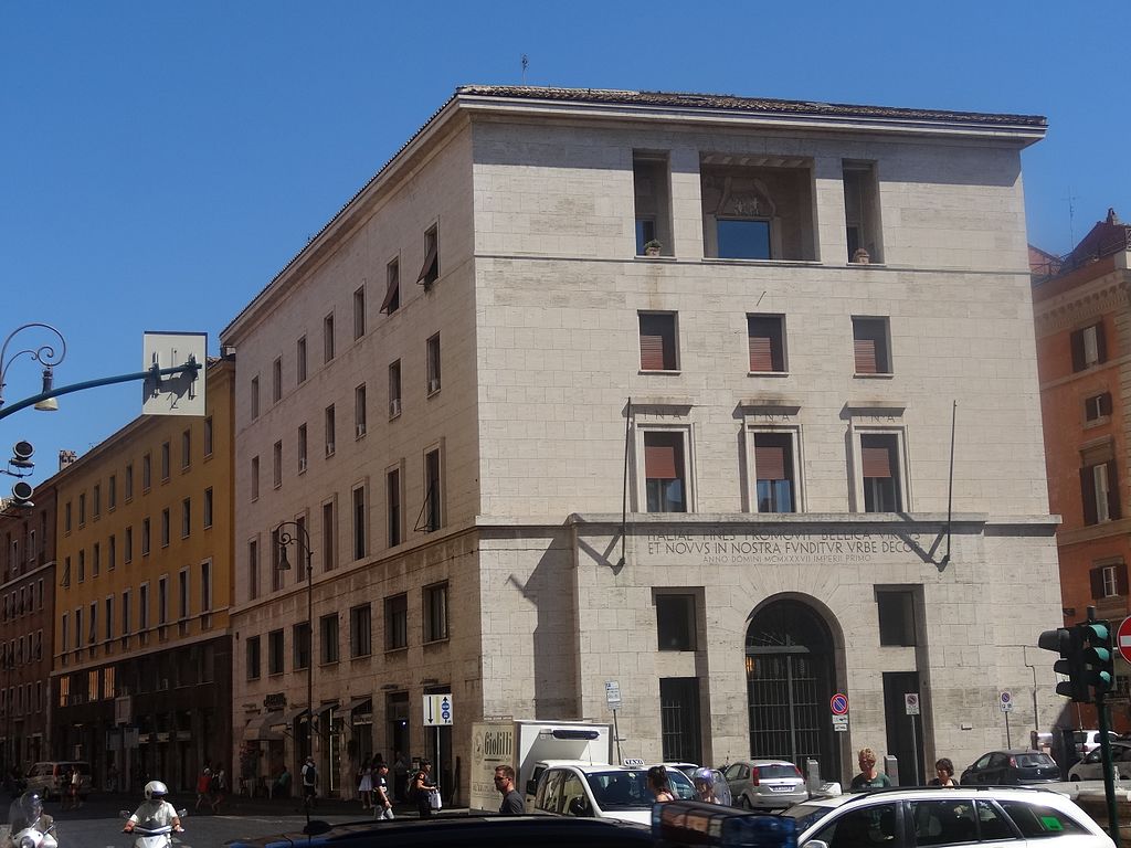 2016_Piazza_di_Sant'Andrea_della_Valle.jpg