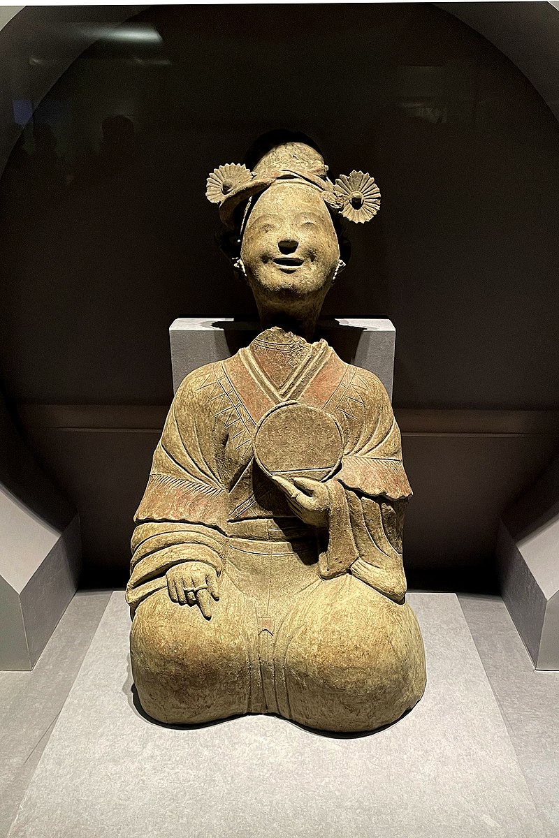 20210529_Pottery_figure_carrying_a_mirror_on_display_at_Zhengzhou_Museum.jpg