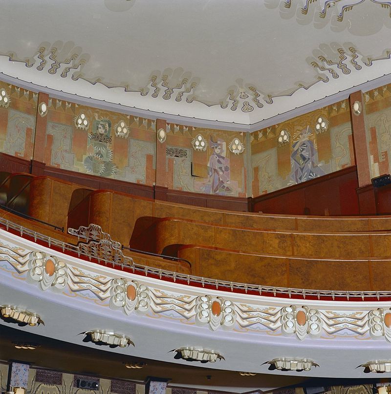 21 800px-Interieur,_theater,_met_wand-_en_plafondschild.jpg