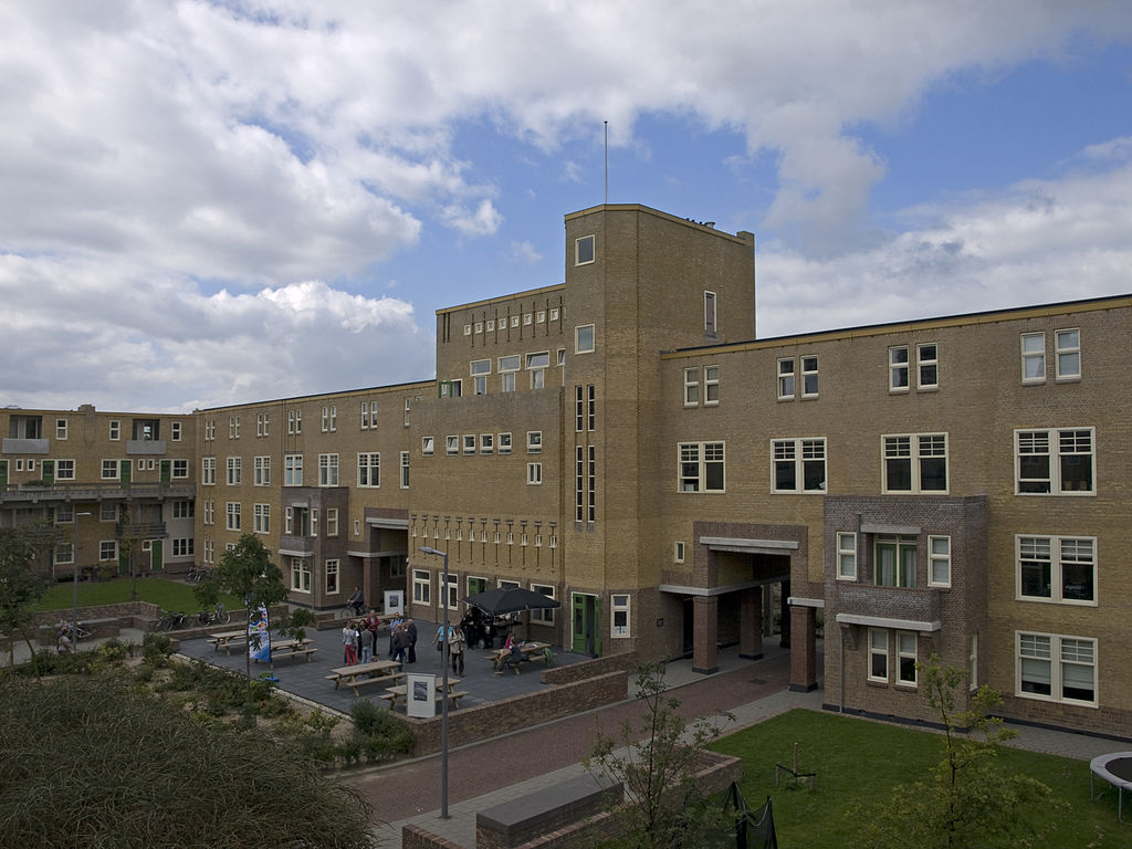 22 1024px-Justus_van_Effen_Complex_2.jpg
