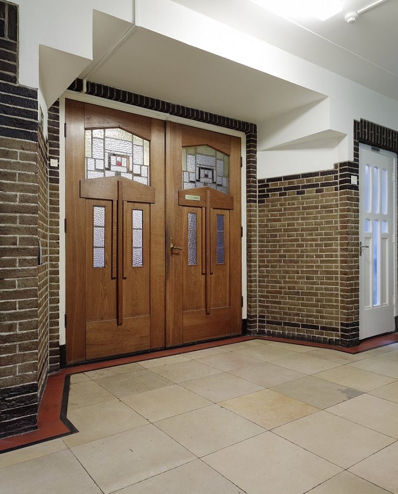 22 800px-Interieur_begane_grond,_deur_achter_de_trap_naar_zaal_-_Rotterdam_-_20535052_-_RCE.jpg