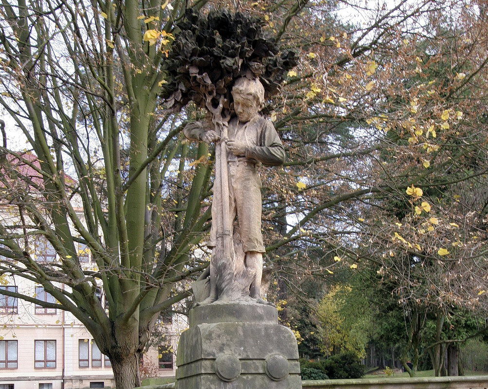 2336px-Sousoší_Přátelé_stromoví_chlapec_(Hořice),_Žižkova,_před_čp._866,_škola_Daliborka,_0.jpg