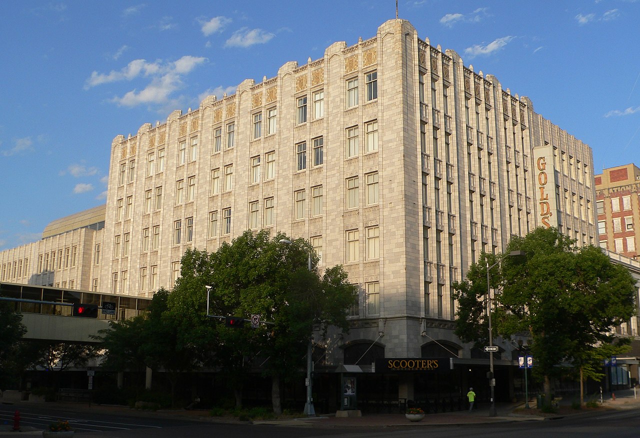 24 сшаGold's_building_(Lincoln,_Nebraska)_from_NE_3.JPG