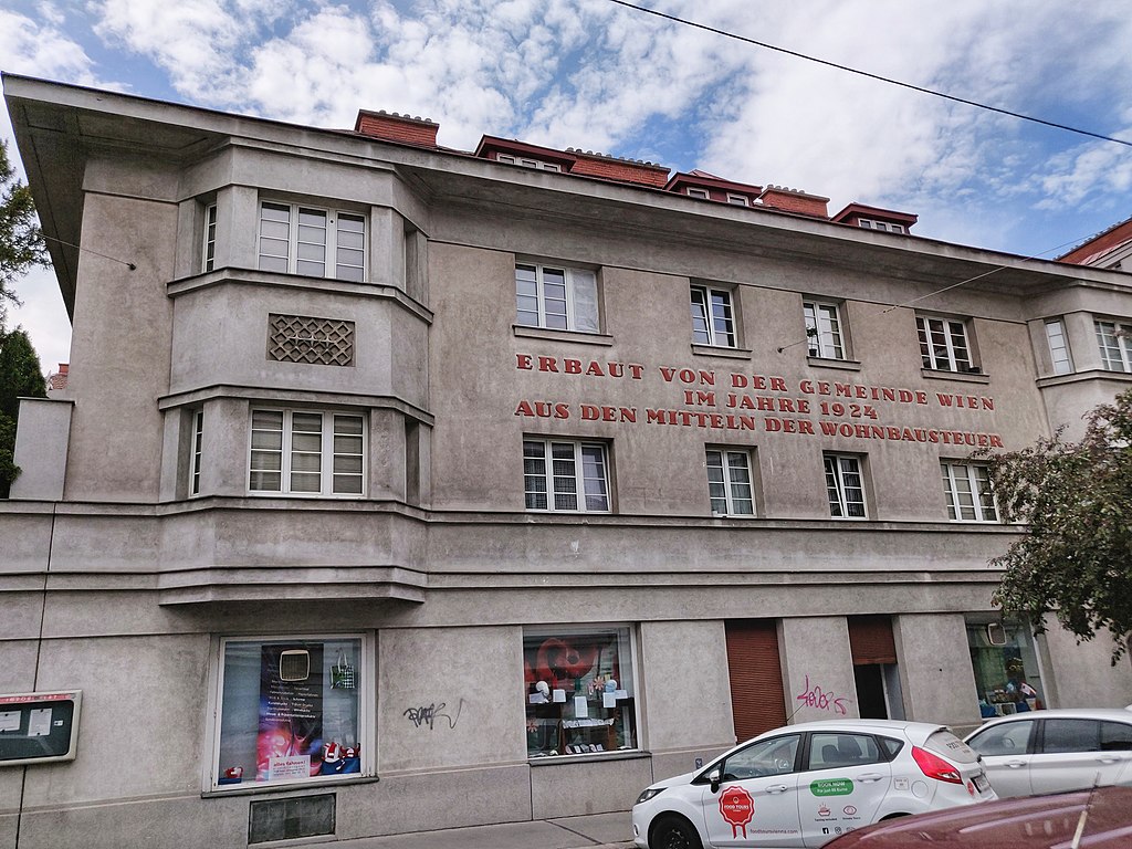 24 1024px-2020-05-19_Gemeindebau_Forstnerhof_Alliogasse.jpg