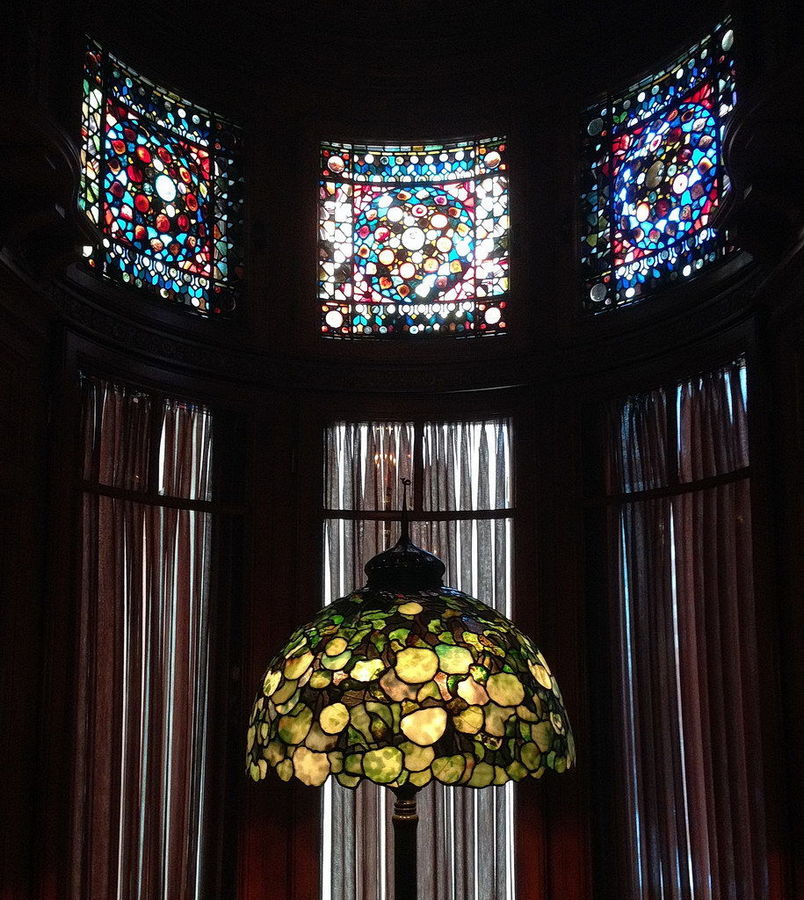 2448px-Richard_H_Driehaus_musаeum_glass_2.jpg