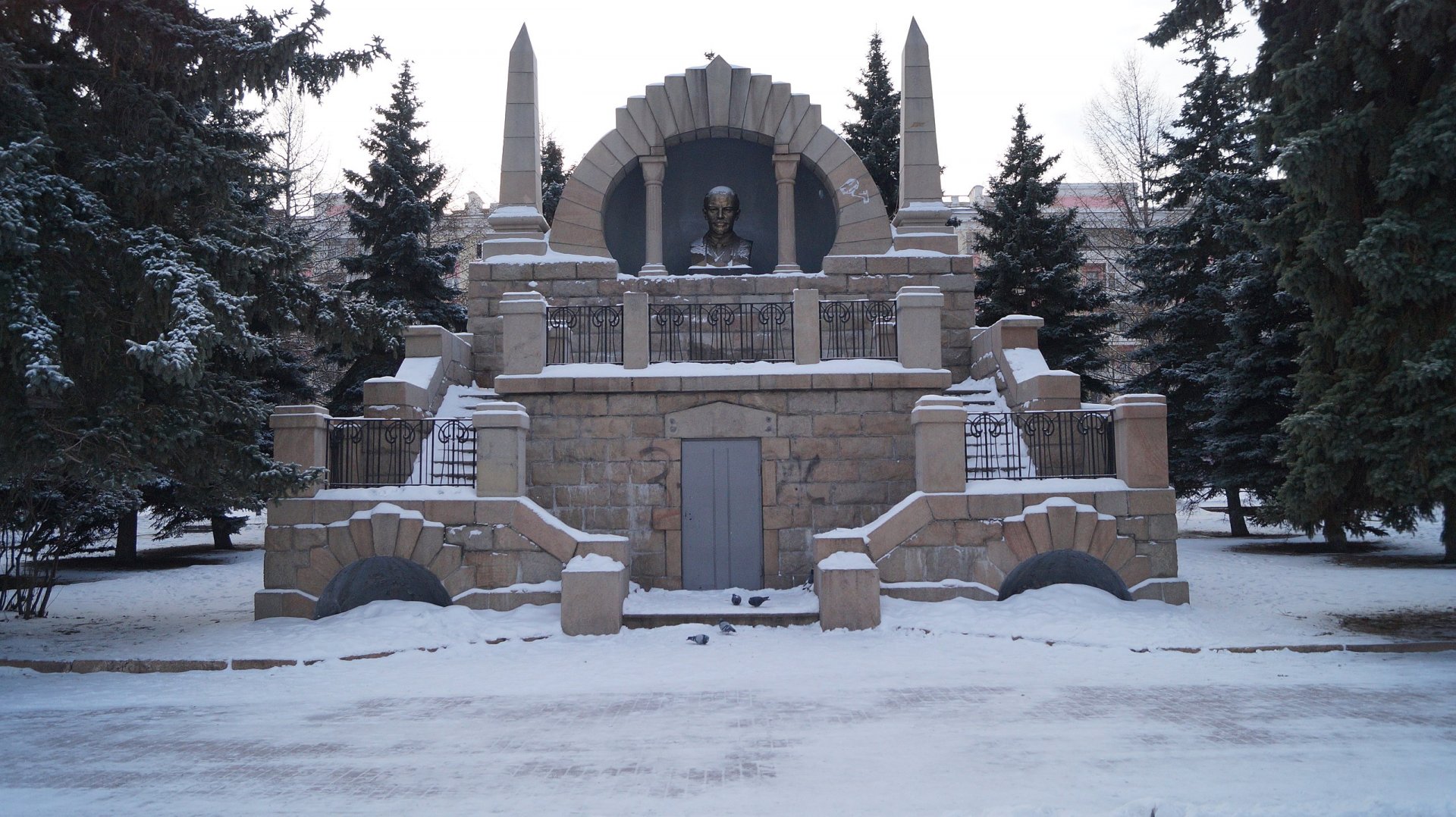 25 челябинск 2560px-Памятник-мавзолей_В.И._Ленину_на_Алом_поле.jpg