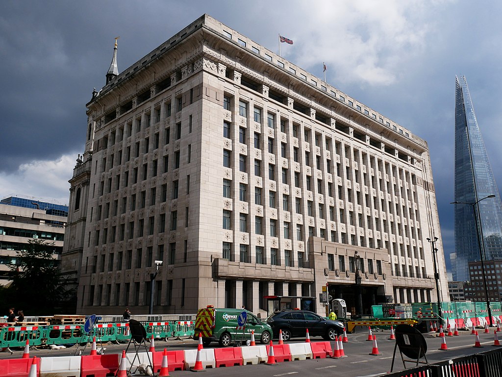 25 1024px-Adelaide_House_in_the_City_of_London_as_seen_from_the_Northwest.jpg