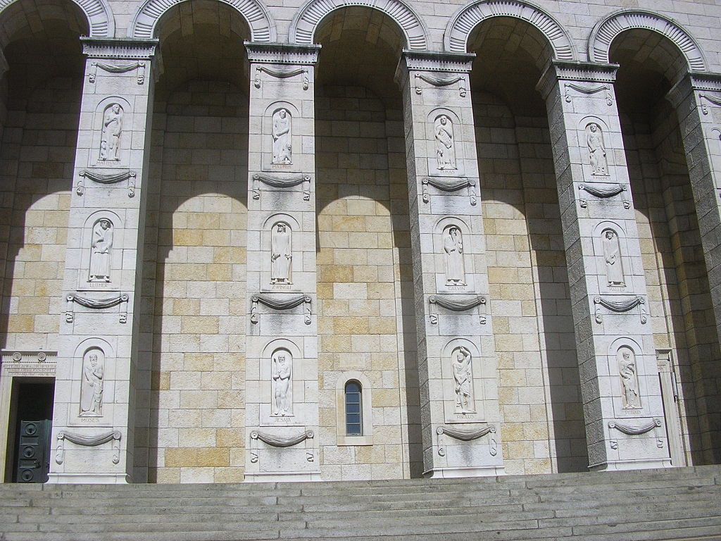 25 1024px-ReformedChurchSolothurn-Pilars.jpg