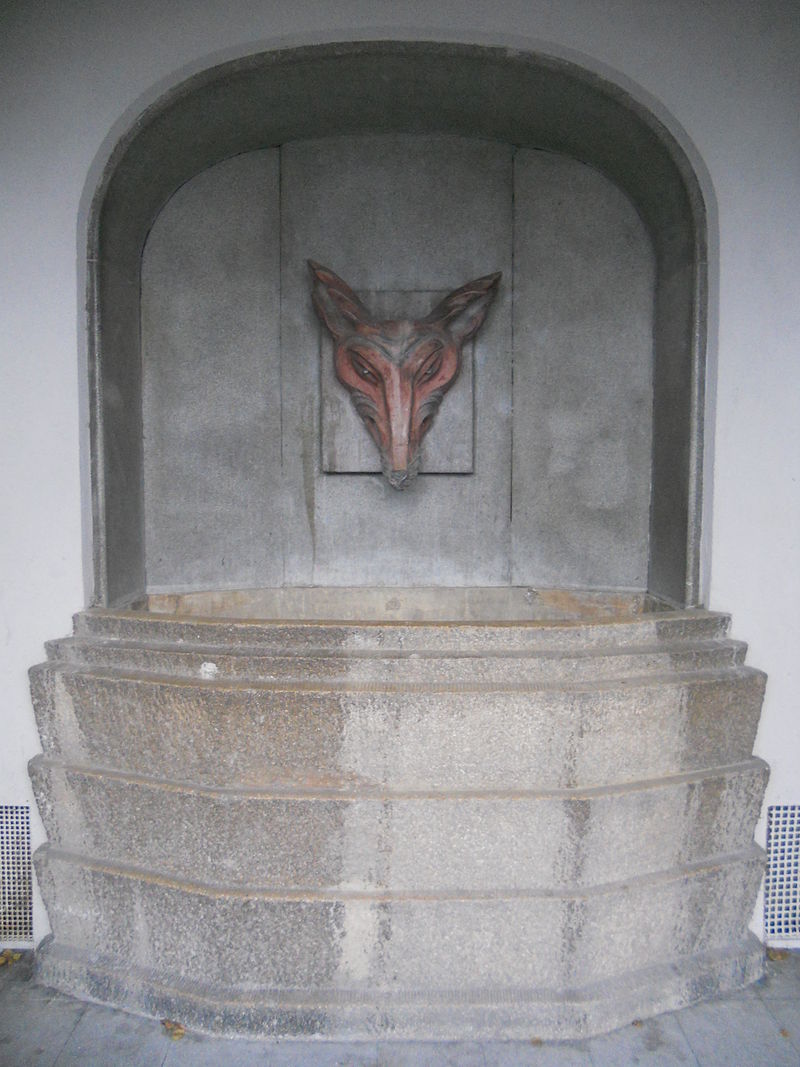 25 800px-Fuchsbrunnen.jpg