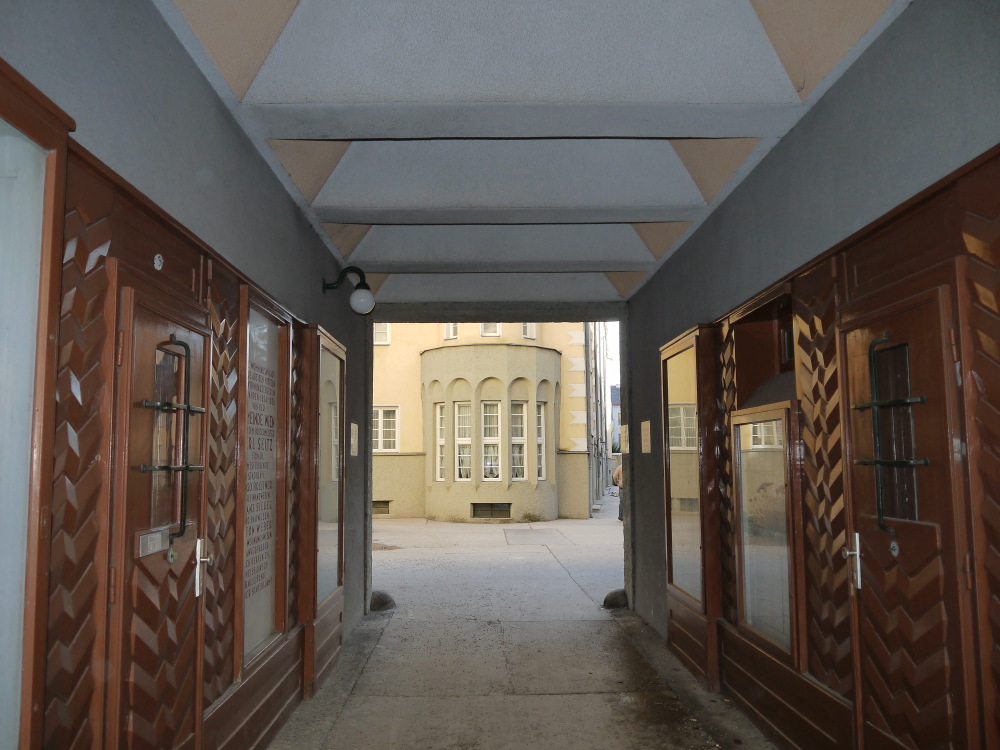 25 Wohnhausanlage_Penzinger_Straße_33–37_Tor.jpg