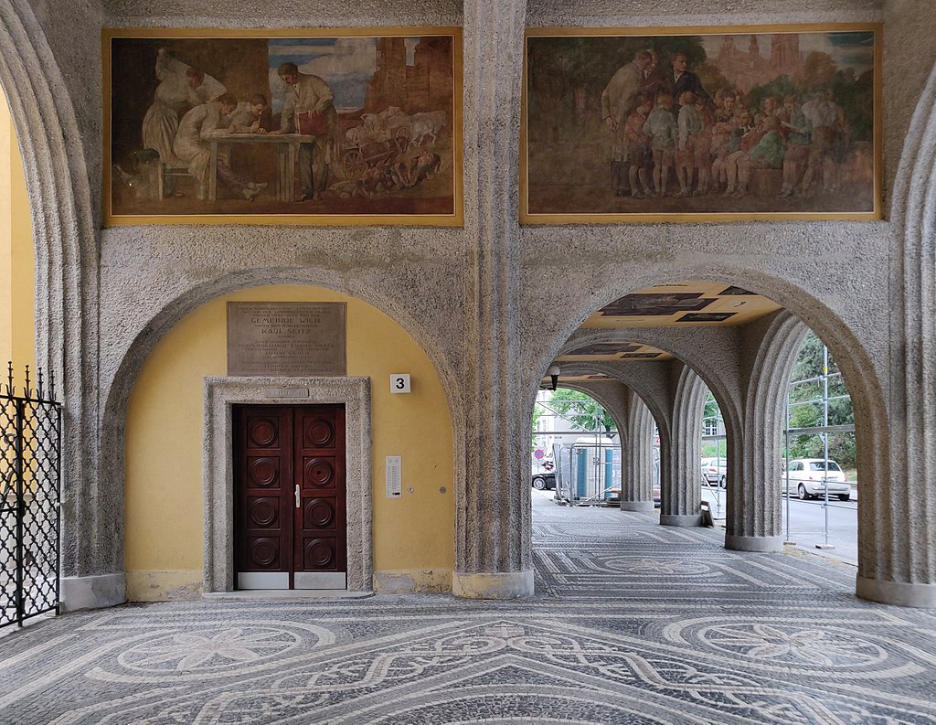 26 1024px-2020-05-19_Gemeindebau_Vogelweidhof_art_arcades_plaque.jpg