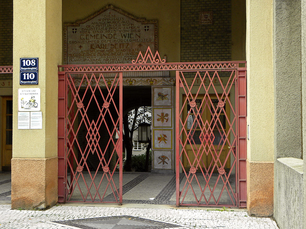 26 1024px-Wien-Margareten_-_Reumannhof_-_Innenhof_-_Durchgang.jpg