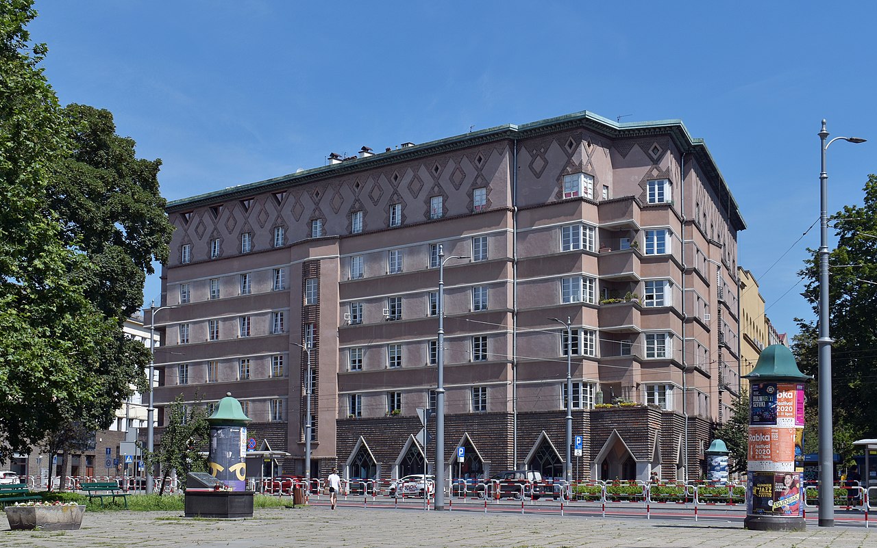 26 1280px-Tenement_house_(1926_by_Wacław_Nowakowski),_6_Inwalidów_square,_Krakow,_Poland.jpg