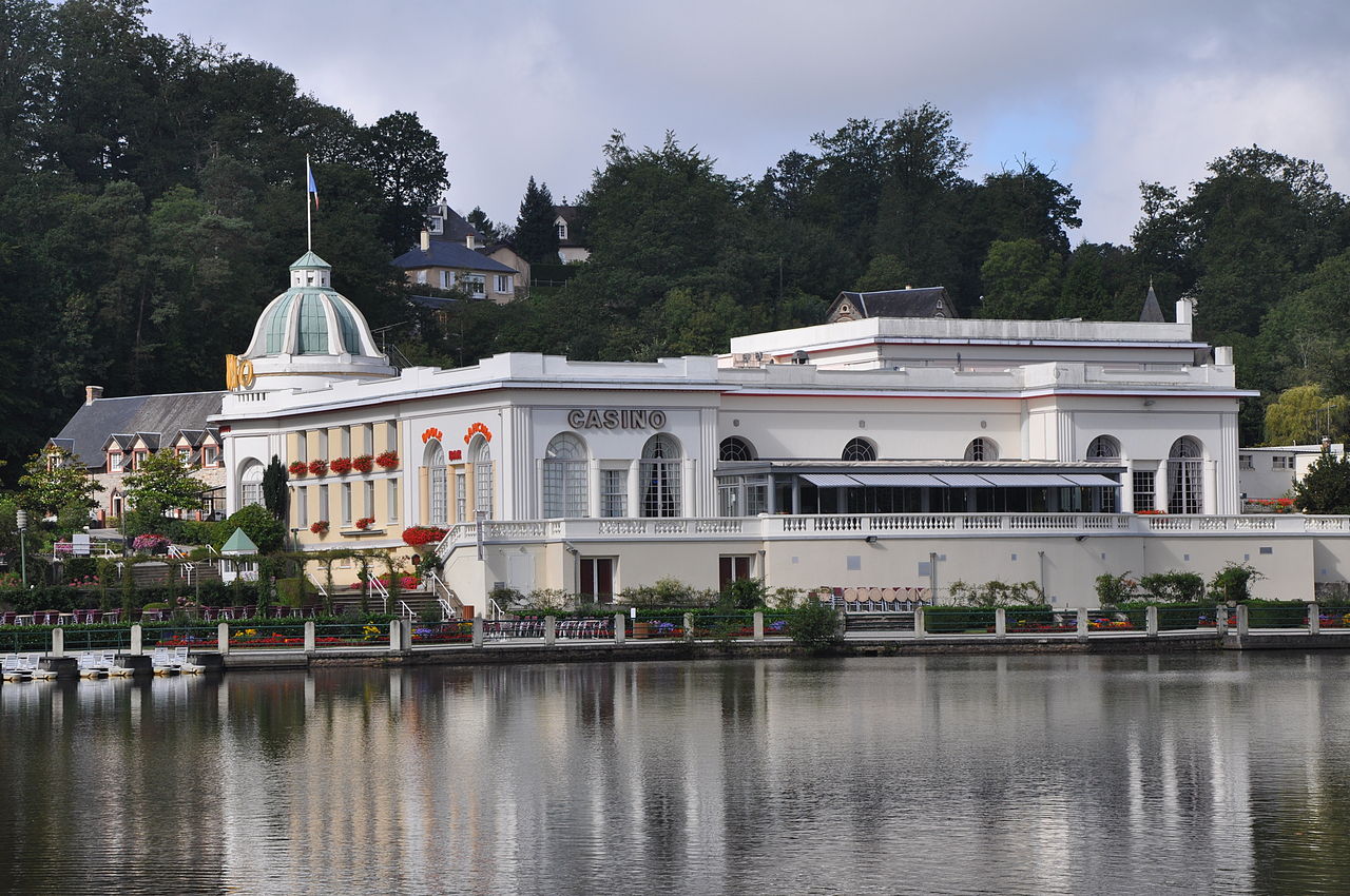 27 1280px-Casino_and_lake_of_Bagnoles-de-l'orne_(France).jpg