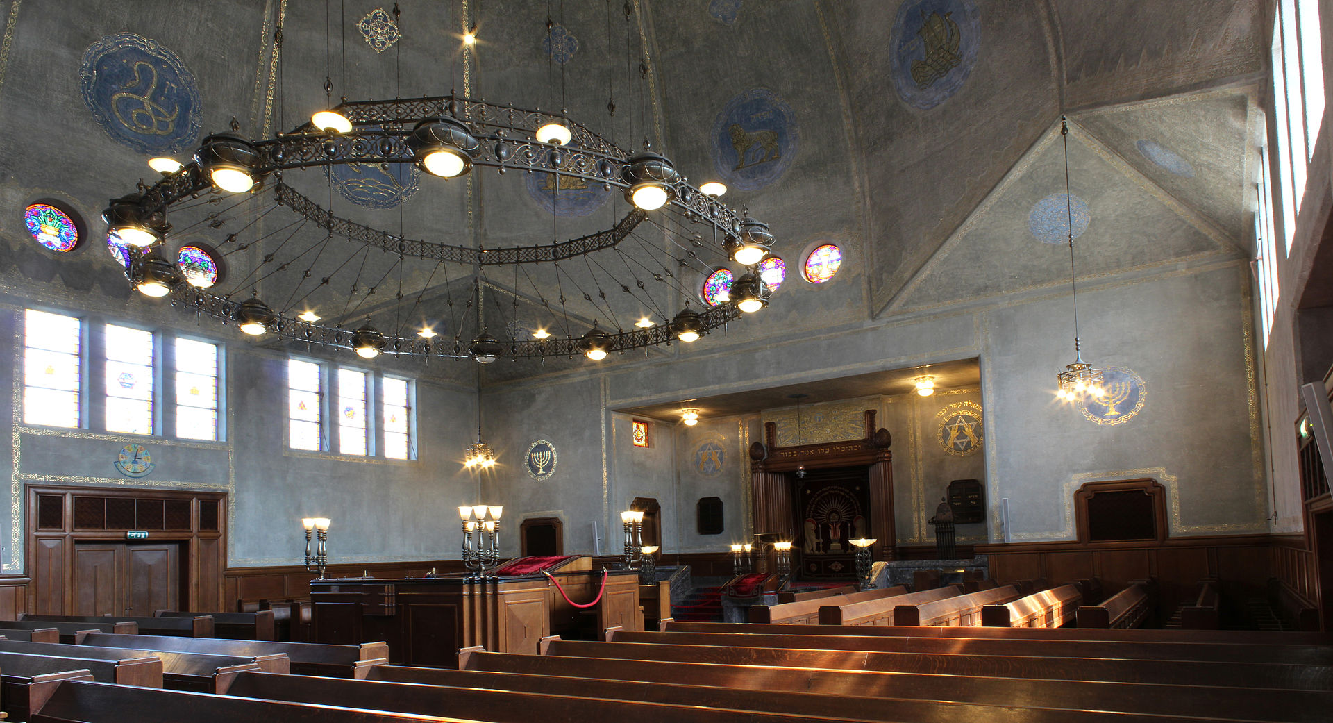 28 син1920px-Enschede,_Synagoge,_Interieur.jpg