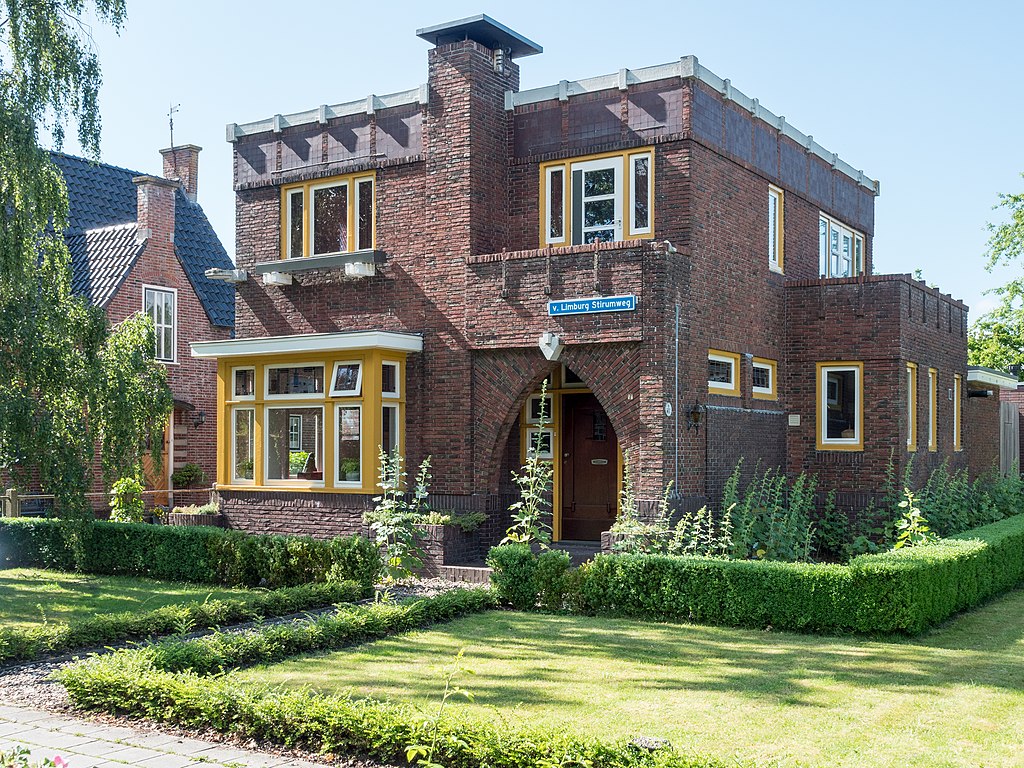 28 1024px-Van_Limburg_Stirumweg_2_in_Kollum.jpg