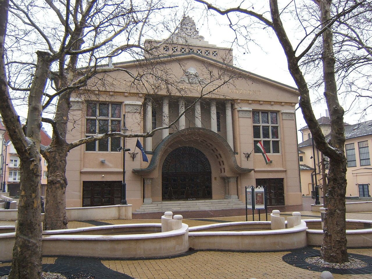 28 1280px-Szivárvány_Kultúrpalota.jpg