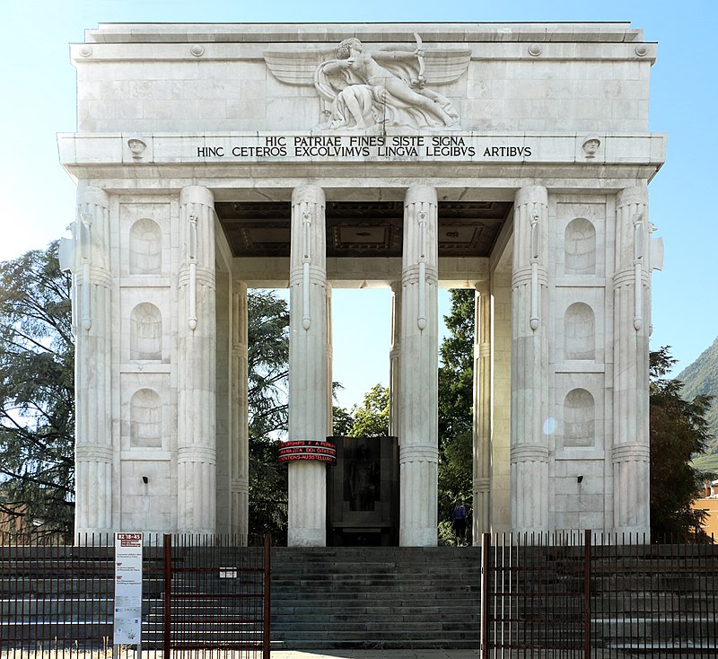 28 Bolzano,_monumento_alla_vittoria_(13995)_01.jpg