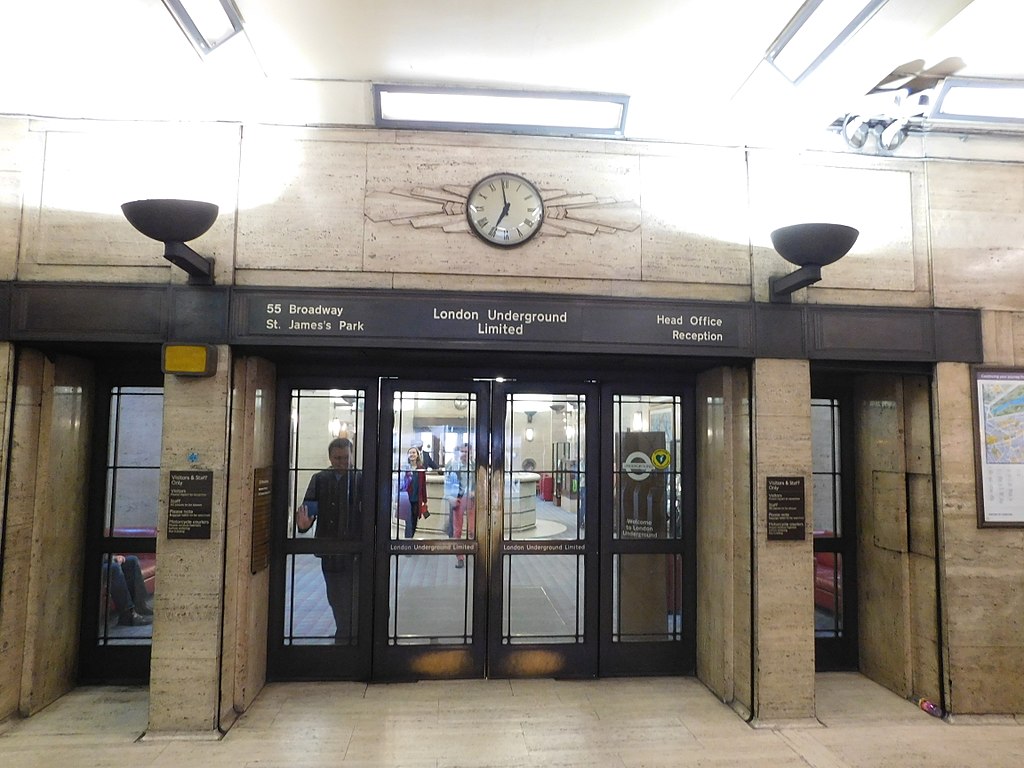 29 1024px-55_Broadway_interior_22.jpg