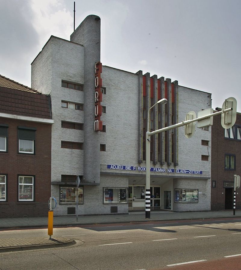 29 800px-Overzicht_voorgevel_-_Sittard_-_20336868_-_RCE.jpg