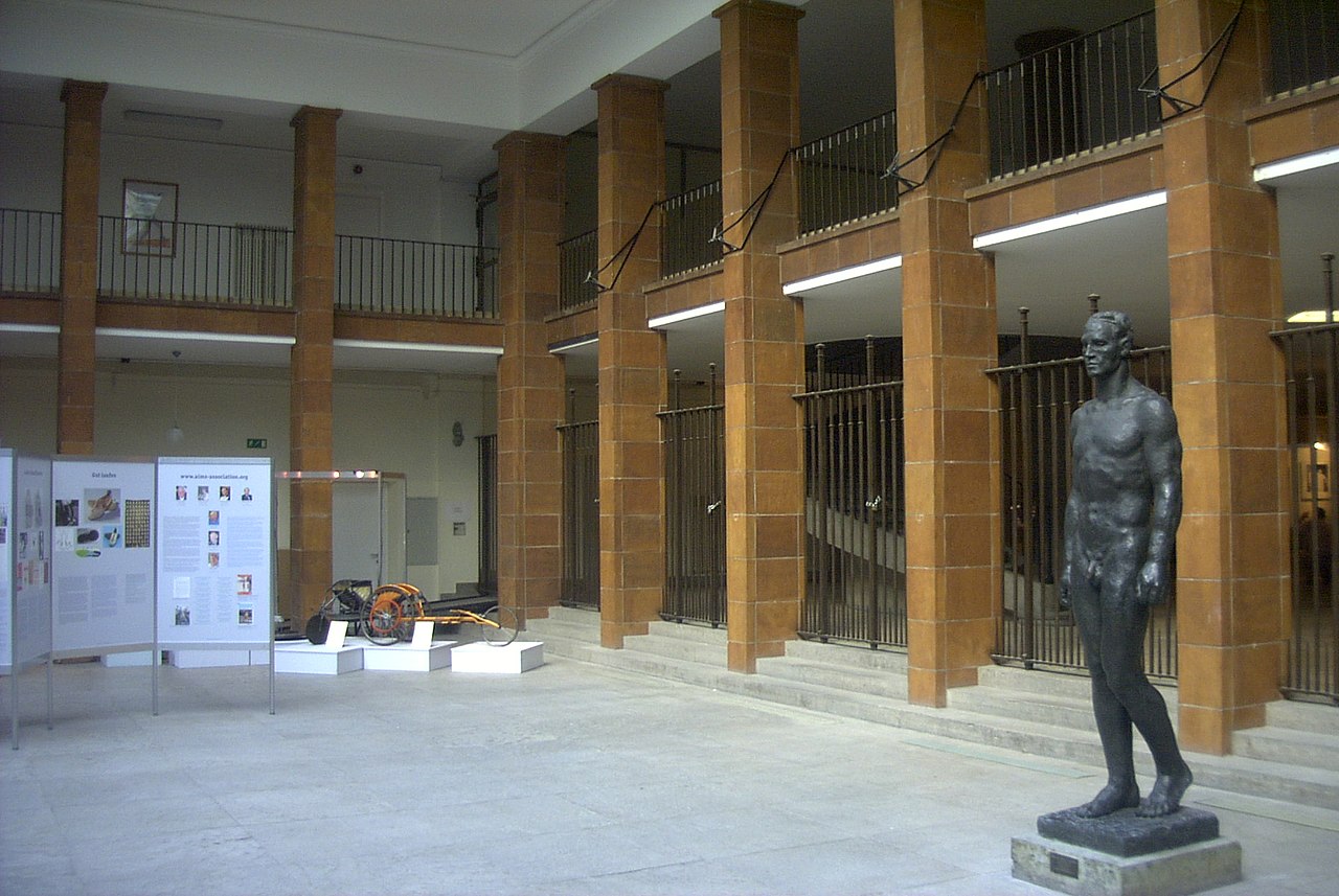 29Deutsches_Sportforum_-_Haus_des_deutschen_Sports_-_Eingangshalle.JPG