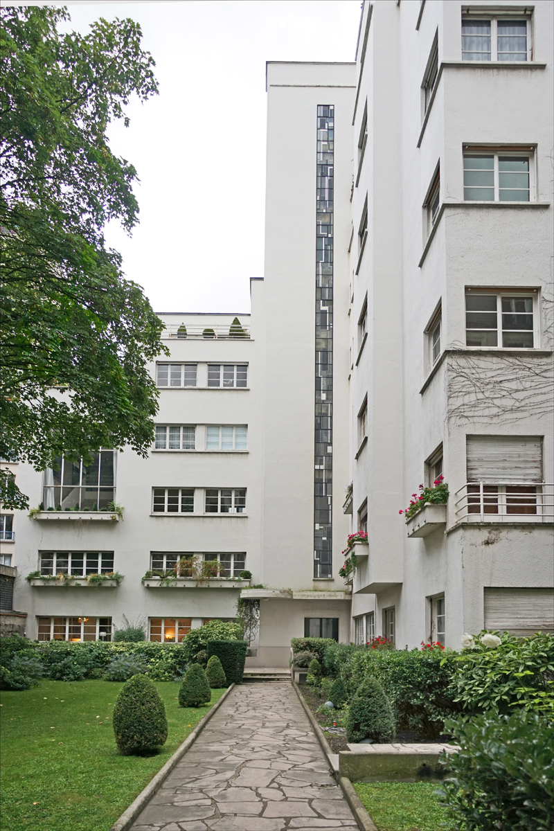 29Immeuble_de_Mallet-Stevens_(Paris)_(36476018554).jpg