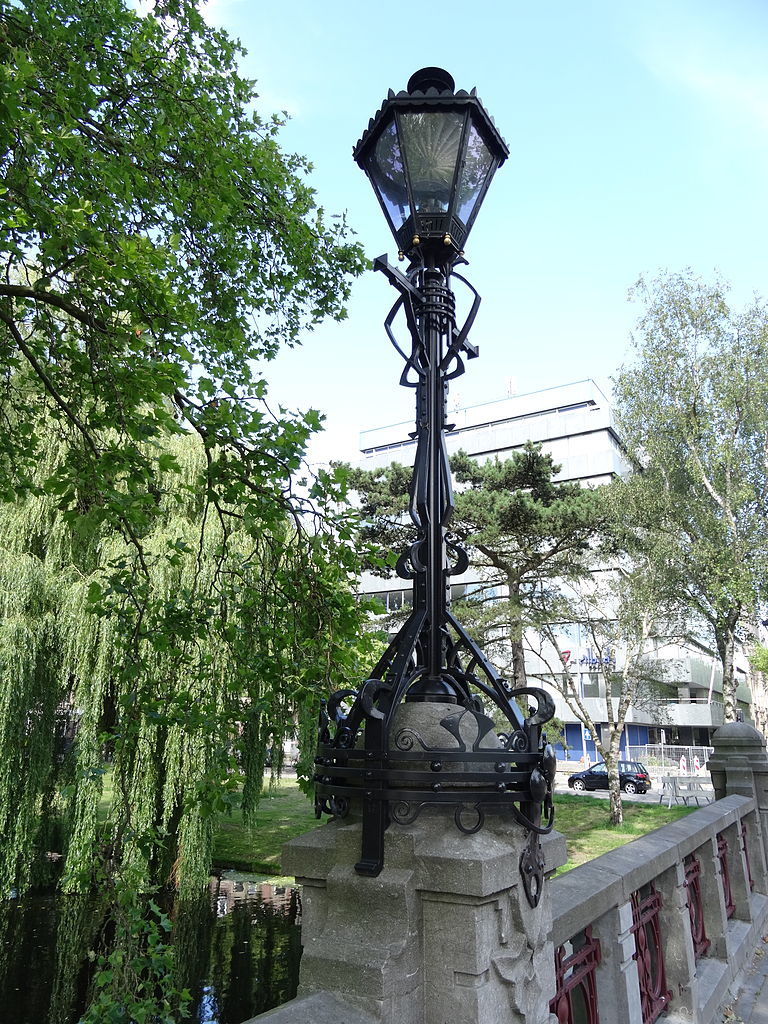 3 768px-Heemraadsbrug_-_Middelland_-_Rotterdam_-_Lamp_post.jpg