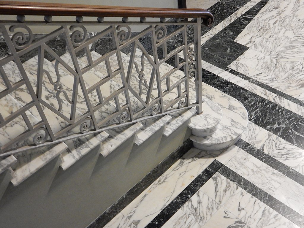 30 1024px-Imperia_Oneglia,_villa_Grock,_escalier,_détail.jpg