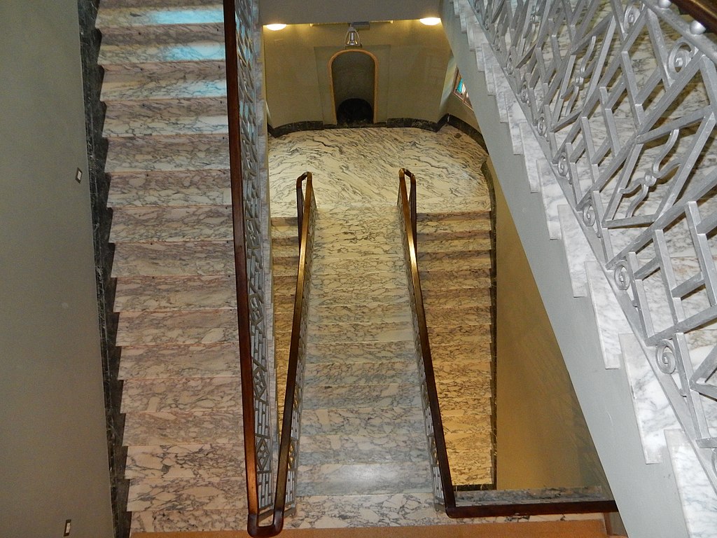 30 1024px-Imperia_Oneglia,_villa_Grock,_escalier.jpg