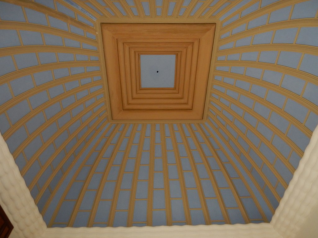 30 1024px-Imperia_Oneglia,_villa_Grock,_plafond_du_salon_de_conversation.jpg