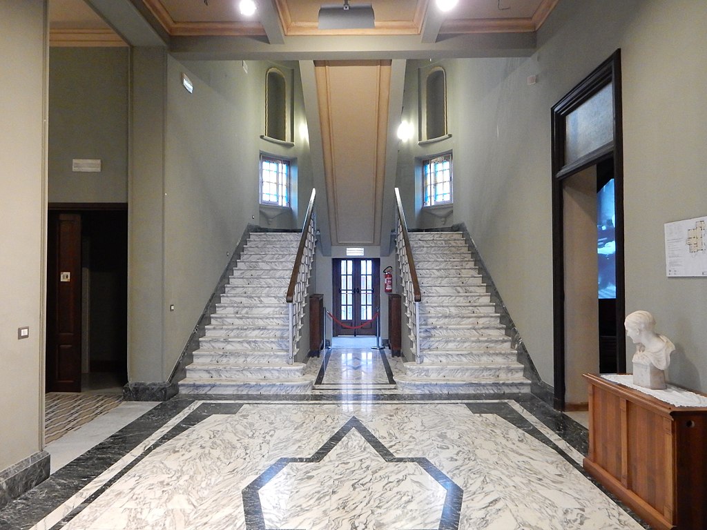 30 1024px-Imperia_Oneglia,_villa_Grock,_vestibule_et_escalier_1.jpg