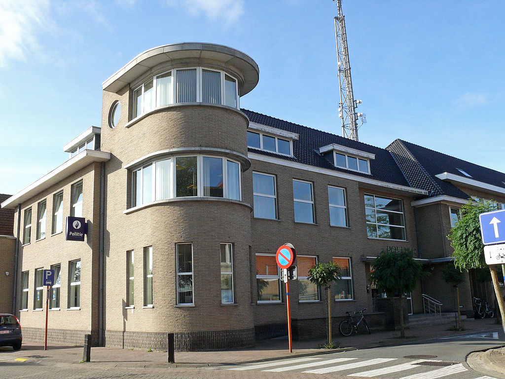 30 1024px-Politiecentrum_zone_Damme-Knokke-Heist,_Van_Steenestraat_10,_Knokke_(Knokke-Heist).jpg