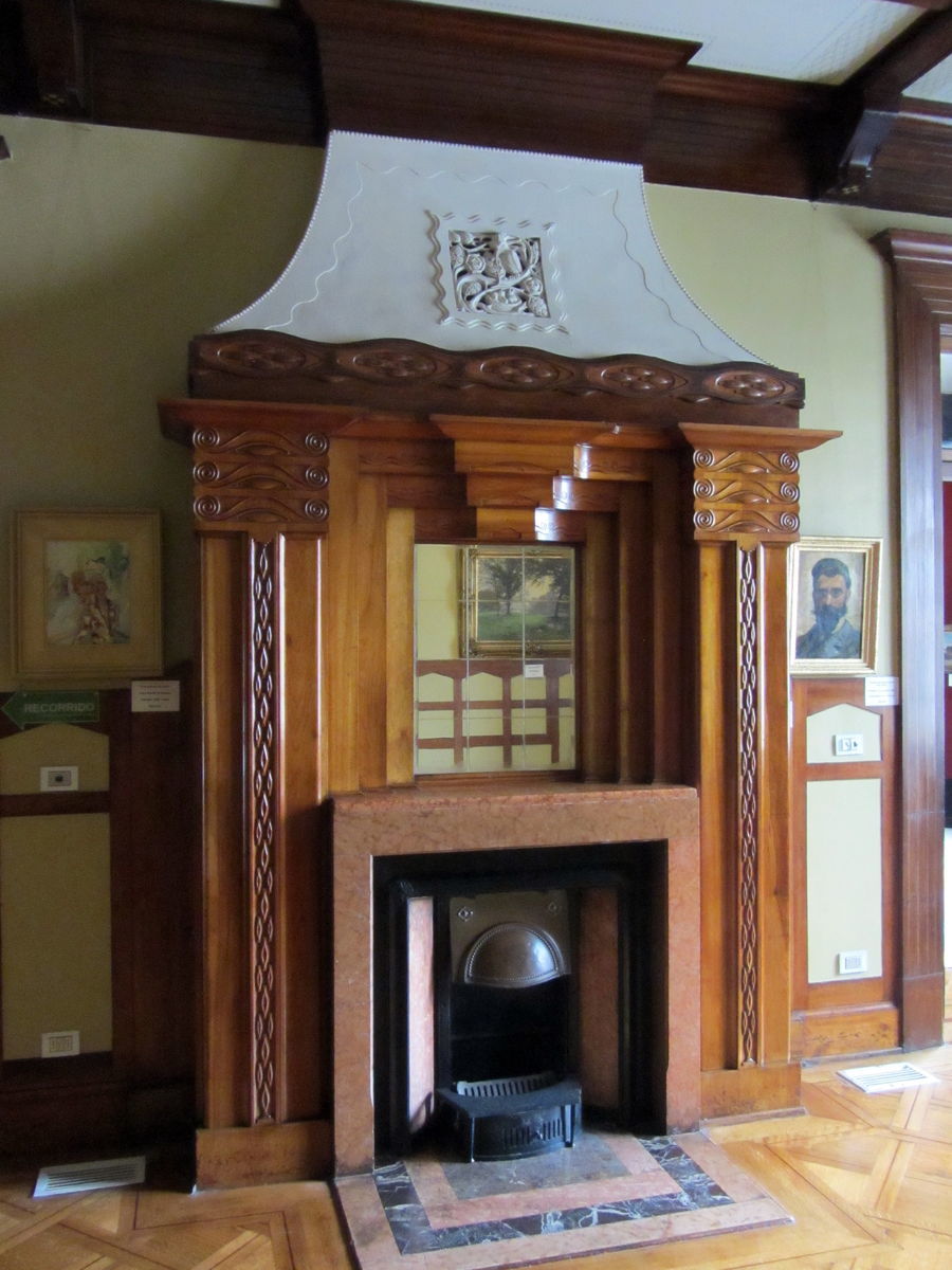 3000px-Palacio_Baburizza_-_Chimenea_en_madera.jpg