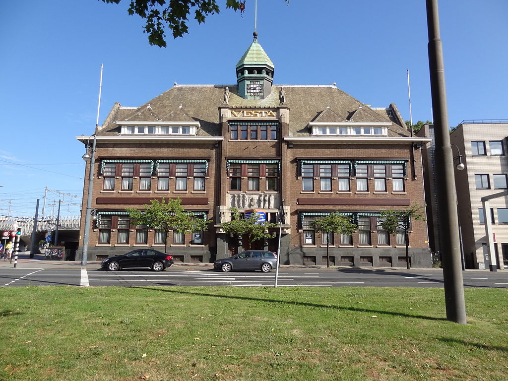 31 1024px-Arnhem_-_Vestagebouw_Willemsplein.jpg
