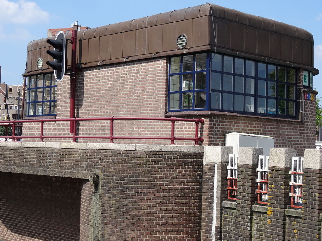 31 1024px-Jan_Kuitenbrug_-_Rotterdam_-_Bridge_operator's_house_south_and_west_facade.jpg