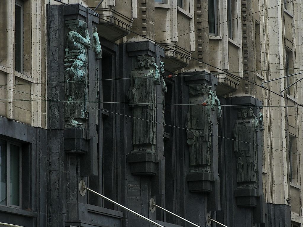 31Art_Deco_Statues_on_Office_Building_in_Antwerp_-_panoramio.jpg