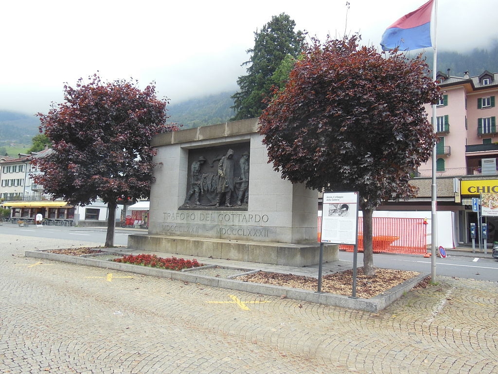 32 1024px-12_Airolo_railway_station_09.jpg