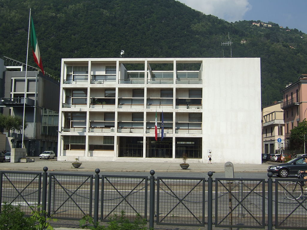 32 1024px-CasadelFascio-Fronte.jpg