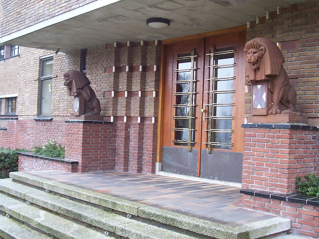 32 1024px-Leeuwen_bij_oude_ingang_gemeentehuis_Katwijk.jpg