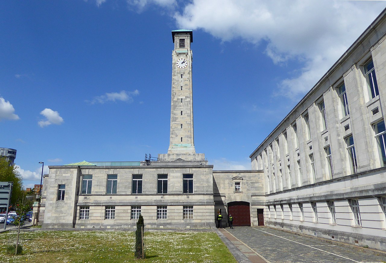 32 1280px-North_facing_view_of_the_eastern_wing_of_Southampton_Civic_Centre.jpg
