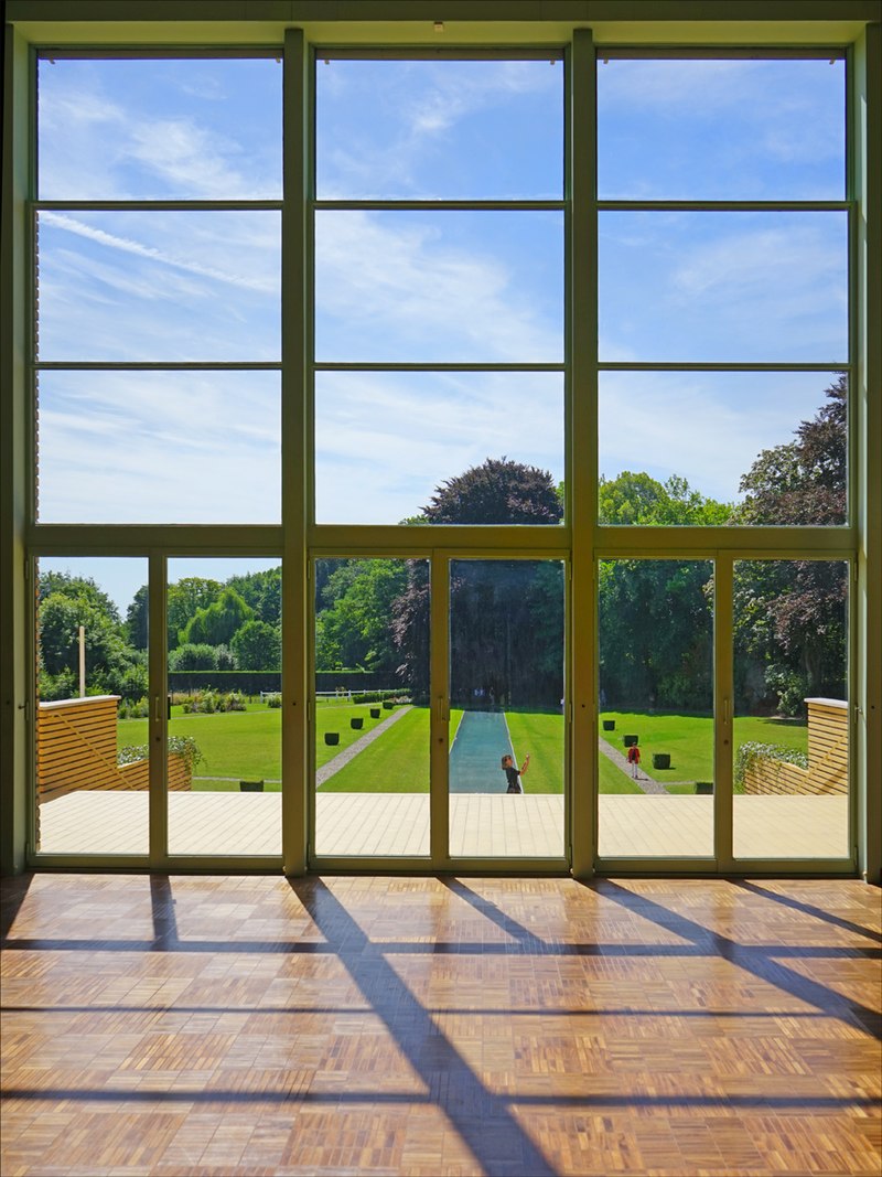 32 800px-La_baie_vitrée_du_hall-salon_(Villa_Cavrois,_Croix)_(20608136696).jpg