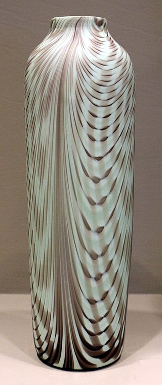 320px-Louis_comfort_tiffany_per_tiffany_glass_&_decorating_co.,_vaso,_vetro,_1893-96,_04.jpg